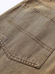 製品画像: クラシックなワークデザインのウォッシュド加工デニムパンツ、耐久性を強化した前膝部分の補強布とヴィンテージ感あふれるウォッシュド加工。ゆったりとしたストレートシルエットで、アメリカンカジュアルスタイルに最適。
詳細画像: デニムパンツの前膝部分に施された補強布と、ウォッシュド加工のディテール。柔らかくて長持ちする素材感と、ヴィンテージ感を引き立てる風合いが特徴。