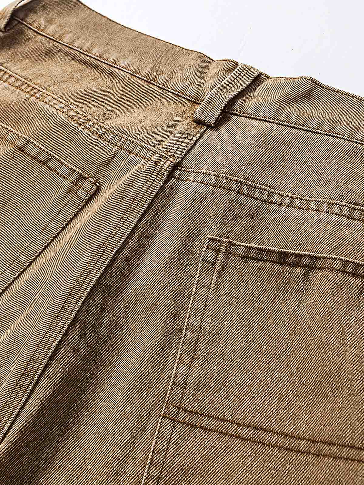 製品画像: クラシックなワークデザインのウォッシュド加工デニムパンツ、耐久性を強化した前膝部分の補強布とヴィンテージ感あふれるウォッシュド加工。ゆったりとしたストレートシルエットで、アメリカンカジュアルスタイルに最適。
詳細画像: デニムパンツの前膝部分に施された補強布と、ウォッシュド加工のディテール。柔らかくて長持ちする素材感と、ヴィンテージ感を引き立てる風合いが特徴。