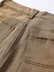 製品画像: クラシックなワークデザインのウォッシュド加工デニムパンツ、耐久性を強化した前膝部分の補強布とヴィンテージ感あふれるウォッシュド加工。ゆったりとしたストレートシルエットで、アメリカンカジュアルスタイルに最適。
詳細画像: デニムパンツの前膝部分に施された補強布と、ウォッシュド加工のディテール。柔らかくて長持ちする素材感と、ヴィンテージ感を引き立てる風合いが特徴。