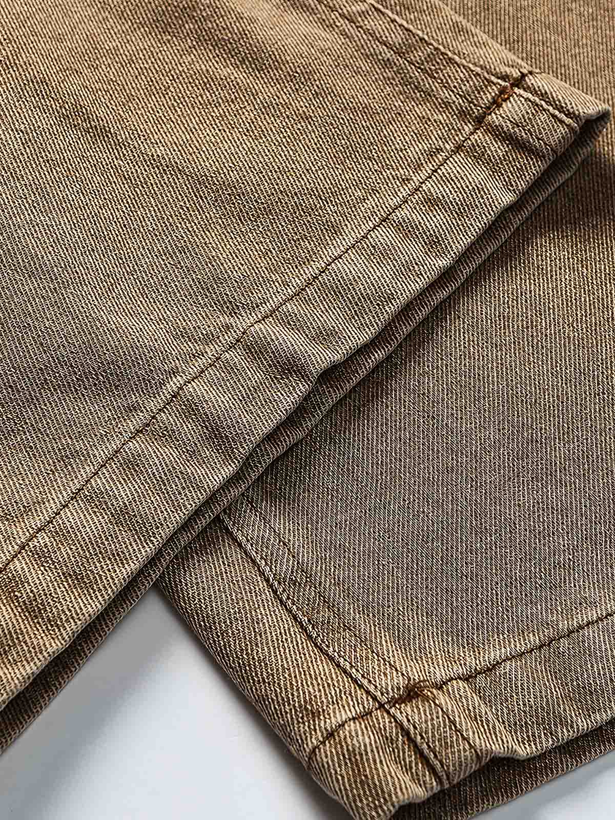 製品画像: クラシックなワークデザインのウォッシュド加工デニムパンツ、耐久性を強化した前膝部分の補強布とヴィンテージ感あふれるウォッシュド加工。ゆったりとしたストレートシルエットで、アメリカンカジュアルスタイルに最適。
詳細画像: デニムパンツの前膝部分に施された補強布と、ウォッシュド加工のディテール。柔らかくて長持ちする素材感と、ヴィンテージ感を引き立てる風合いが特徴。