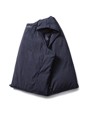 製品画像:90%ホワイトダックダウン使用のワークダウンベスト、優れた保温性と防水・防風・防汚加工が施され、厳しい寒さにも対応。シンプルで機能的なワーク風デザイン。
詳細画像:防水・防風・防汚加工のディテール、ダウンの詰め物と外側の耐摩耗性ポリエステル素材、暖かさを保ちながらスリムなシルエットを提供。