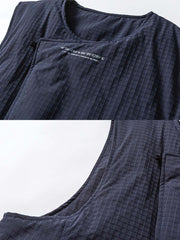 製品画像:90%ホワイトダックダウン使用のワークダウンベスト、優れた保温性と防水・防風・防汚加工が施され、厳しい寒さにも対応。シンプルで機能的なワーク風デザイン。
詳細画像:防水・防風・防汚加工のディテール、ダウンの詰め物と外側の耐摩耗性ポリエステル素材、暖かさを保ちながらスリムなシルエットを提供。