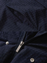 製品画像:90%ホワイトダックダウン使用のワークダウンベスト、優れた保温性と防水・防風・防汚加工が施され、厳しい寒さにも対応。シンプルで機能的なワーク風デザイン。
詳細画像:防水・防風・防汚加工のディテール、ダウンの詰め物と外側の耐摩耗性ポリエステル素材、暖かさを保ちながらスリムなシルエットを提供。