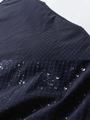 製品画像:90%ホワイトダックダウン使用のワークダウンベスト、優れた保温性と防水・防風・防汚加工が施され、厳しい寒さにも対応。シンプルで機能的なワーク風デザイン。
詳細画像:防水・防風・防汚加工のディテール、ダウンの詰め物と外側の耐摩耗性ポリエステル素材、暖かさを保ちながらスリムなシルエットを提供。