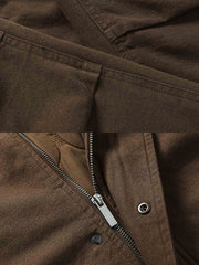 製品画像
"改良型 M51 スタンドカラー ワーク 中綿ジャケット、1950年代の米軍冬季制服を基にした現代的な改良型、ヴィンテージ感のある水洗い処理と自然な色あせ、加厚設計で防寒性と耐久性を強化"
詳細画像
"M51スタイルの改良型ワークジャケット、精緻な水洗い処理でヴィンテージ感のある外観、スタンドカラーで防寒性を高め、加厚設計とゆったりシルエットで快適な着心地を提供、大きなポケットとシンプルなボタンが特徴"