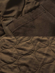 製品画像
"改良型 M51 スタンドカラー ワーク 中綿ジャケット、1950年代の米軍冬季制服を基にした現代的な改良型、ヴィンテージ感のある水洗い処理と自然な色あせ、加厚設計で防寒性と耐久性を強化"
詳細画像
"M51スタイルの改良型ワークジャケット、精緻な水洗い処理でヴィンテージ感のある外観、スタンドカラーで防寒性を高め、加厚設計とゆったりシルエットで快適な着心地を提供、大きなポケットとシンプルなボタンが特徴"