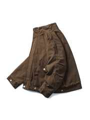 製品画像
"改良型 M51 スタンドカラー ワーク 中綿ジャケット、1950年代の米軍冬季制服を基にした現代的な改良型、ヴィンテージ感のある水洗い処理と自然な色あせ、加厚設計で防寒性と耐久性を強化"
詳細画像
"M51スタイルの改良型ワークジャケット、精緻な水洗い処理でヴィンテージ感のある外観、スタンドカラーで防寒性を高め、加厚設計とゆったりシルエットで快適な着心地を提供、大きなポケットとシンプルなボタンが特徴"