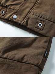 製品画像
"改良型 M51 スタンドカラー ワーク 中綿ジャケット、1950年代の米軍冬季制服を基にした現代的な改良型、ヴィンテージ感のある水洗い処理と自然な色あせ、加厚設計で防寒性と耐久性を強化"
詳細画像
"M51スタイルの改良型ワークジャケット、精緻な水洗い処理でヴィンテージ感のある外観、スタンドカラーで防寒性を高め、加厚設計とゆったりシルエットで快適な着心地を提供、大きなポケットとシンプルなボタンが特徴"