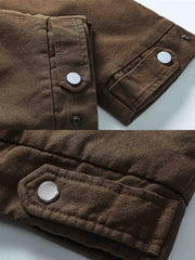 製品画像
"改良型 M51 スタンドカラー ワーク 中綿ジャケット、1950年代の米軍冬季制服を基にした現代的な改良型、ヴィンテージ感のある水洗い処理と自然な色あせ、加厚設計で防寒性と耐久性を強化"
詳細画像
"M51スタイルの改良型ワークジャケット、精緻な水洗い処理でヴィンテージ感のある外観、スタンドカラーで防寒性を高め、加厚設計とゆったりシルエットで快適な着心地を提供、大きなポケットとシンプルなボタンが特徴"