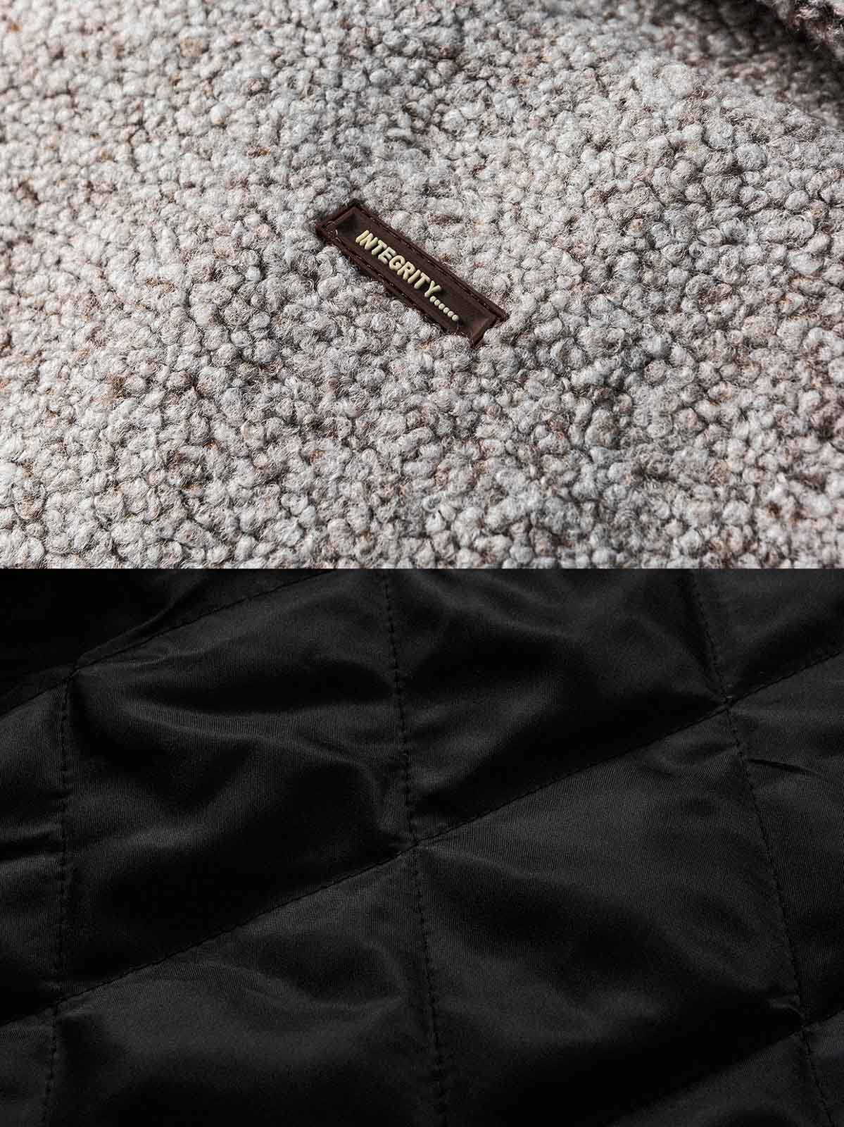 製品画像: レトロなデニムジャケットのシルエットと柔らかなシープスキン素材を組み合わせた中綿ジャケットの正面全景。厚手のシープスキン素材が暖かさとファッション性を兼ね備え、秋冬のカジュアルスタイルに最適。
詳細画像: 胸元のボタン付きポケットとシープスキン素材のディテールが際立つ中綿ジャケット。視覚的な深みを与えるシープスキンの質感と、実用的な収納機能を持つボタン付きポケットが特徴。