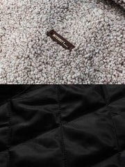 製品画像: レトロなデニムジャケットのシルエットと柔らかなシープスキン素材を組み合わせた中綿ジャケットの正面全景。厚手のシープスキン素材が暖かさとファッション性を兼ね備え、秋冬のカジュアルスタイルに最適。
詳細画像: 胸元のボタン付きポケットとシープスキン素材のディテールが際立つ中綿ジャケット。視覚的な深みを与えるシープスキンの質感と、実用的な収納機能を持つボタン付きポケットが特徴。