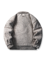 製品画像: レトロなデニムジャケットのシルエットと柔らかなシープスキン素材を組み合わせた中綿ジャケットの正面全景。厚手のシープスキン素材が暖かさとファッション性を兼ね備え、秋冬のカジュアルスタイルに最適。
詳細画像: 胸元のボタン付きポケットとシープスキン素材のディテールが際立つ中綿ジャケット。視覚的な深みを与えるシープスキンの質感と、実用的な収納機能を持つボタン付きポケットが特徴。