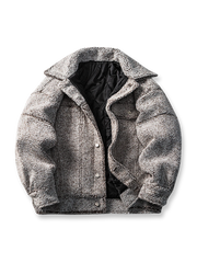 製品画像: レトロなデニムジャケットのシルエットと柔らかなシープスキン素材を組み合わせた中綿ジャケットの正面全景。厚手のシープスキン素材が暖かさとファッション性を兼ね備え、秋冬のカジュアルスタイルに最適。
詳細画像: 胸元のボタン付きポケットとシープスキン素材のディテールが際立つ中綿ジャケット。視覚的な深みを与えるシープスキンの質感と、実用的な収納機能を持つボタン付きポケットが特徴。