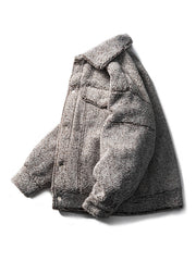 製品画像: レトロなデニムジャケットのシルエットと柔らかなシープスキン素材を組み合わせた中綿ジャケットの正面全景。厚手のシープスキン素材が暖かさとファッション性を兼ね備え、秋冬のカジュアルスタイルに最適。
詳細画像: 胸元のボタン付きポケットとシープスキン素材のディテールが際立つ中綿ジャケット。視覚的な深みを与えるシープスキンの質感と、実用的な収納機能を持つボタン付きポケットが特徴。