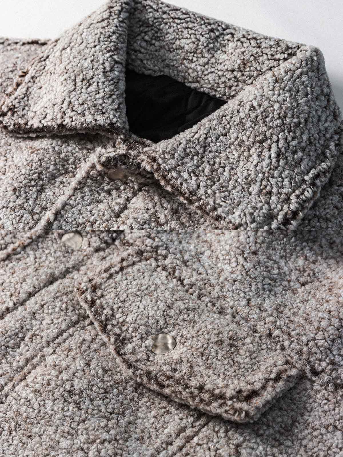 製品画像: レトロなデニムジャケットのシルエットと柔らかなシープスキン素材を組み合わせた中綿ジャケットの正面全景。厚手のシープスキン素材が暖かさとファッション性を兼ね備え、秋冬のカジュアルスタイルに最適。
詳細画像: 胸元のボタン付きポケットとシープスキン素材のディテールが際立つ中綿ジャケット。視覚的な深みを与えるシープスキンの質感と、実用的な収納機能を持つボタン付きポケットが特徴。