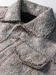 製品画像: レトロなデニムジャケットのシルエットと柔らかなシープスキン素材を組み合わせた中綿ジャケットの正面全景。厚手のシープスキン素材が暖かさとファッション性を兼ね備え、秋冬のカジュアルスタイルに最適。
詳細画像: 胸元のボタン付きポケットとシープスキン素材のディテールが際立つ中綿ジャケット。視覚的な深みを与えるシープスキンの質感と、実用的な収納機能を持つボタン付きポケットが特徴。