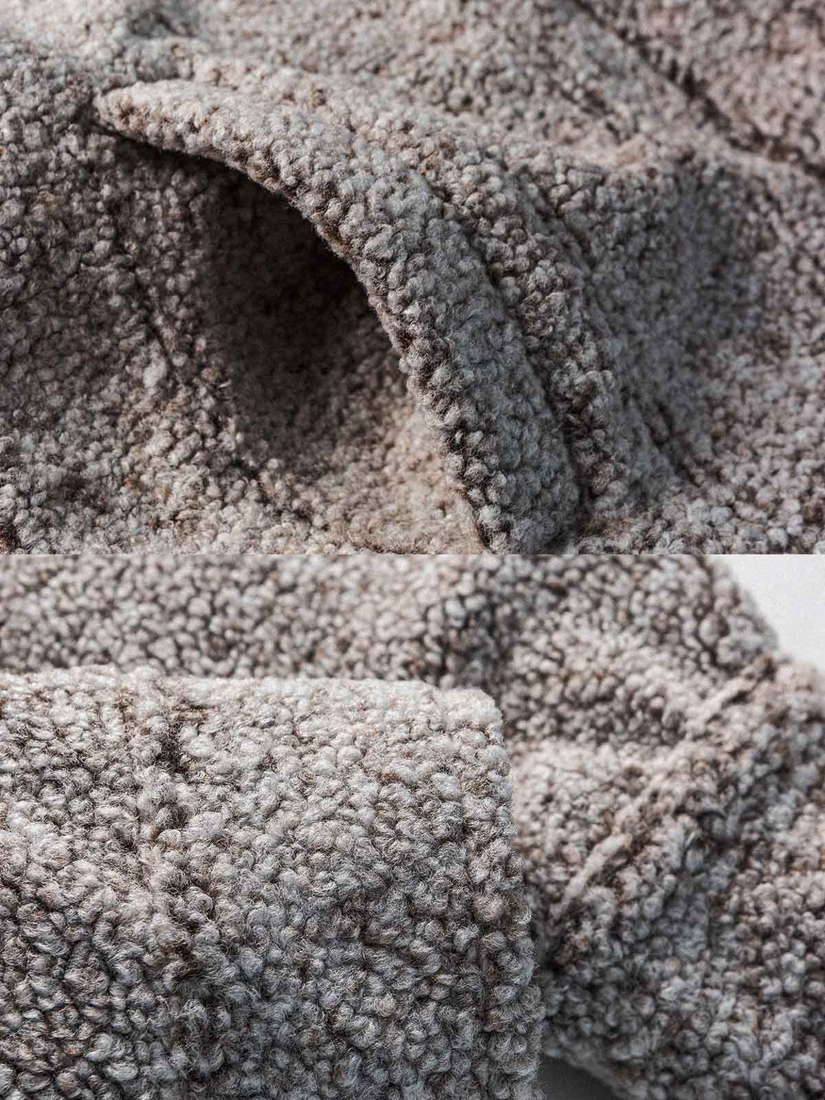 製品画像: レトロなデニムジャケットのシルエットと柔らかなシープスキン素材を組み合わせた中綿ジャケットの正面全景。厚手のシープスキン素材が暖かさとファッション性を兼ね備え、秋冬のカジュアルスタイルに最適。
詳細画像: 胸元のボタン付きポケットとシープスキン素材のディテールが際立つ中綿ジャケット。視覚的な深みを与えるシープスキンの質感と、実用的な収納機能を持つボタン付きポケットが特徴。