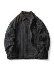 製品画像: バイカラーコーデュロイ襟ストライプデニムデトロイトジャケット。ヴィンテージ風デザインのデニムジャケットに、バイカラーコーデュロイ襟とファー裏地を組み合わせ、暖かさとスタイリッシュさを提供。
詳細画像: バイカラーコーデュロイ襟のディテールと斜めに配置された前襟のポケット。デニム生地とファー裏地の質感が際立つデザイン。