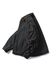 製品画像: バイカラーコーデュロイ襟ストライプデニムデトロイトジャケット。ヴィンテージ風デザインのデニムジャケットに、バイカラーコーデュロイ襟とファー裏地を組み合わせ、暖かさとスタイリッシュさを提供。
詳細画像: バイカラーコーデュロイ襟のディテールと斜めに配置された前襟のポケット。デニム生地とファー裏地の質感が際立つデザイン。