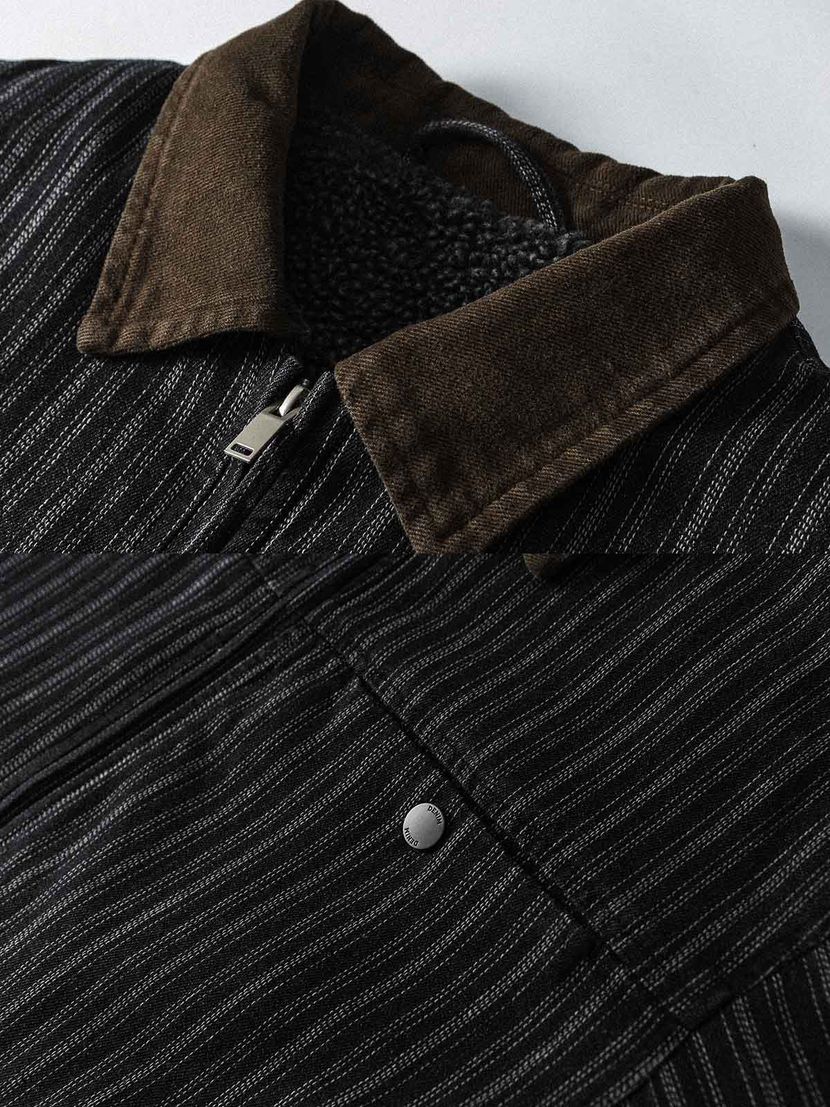 製品画像: バイカラーコーデュロイ襟ストライプデニムデトロイトジャケット。ヴィンテージ風デザインのデニムジャケットに、バイカラーコーデュロイ襟とファー裏地を組み合わせ、暖かさとスタイリッシュさを提供。
詳細画像: バイカラーコーデュロイ襟のディテールと斜めに配置された前襟のポケット。デニム生地とファー裏地の質感が際立つデザイン。