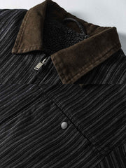 製品画像: バイカラーコーデュロイ襟ストライプデニムデトロイトジャケット。ヴィンテージ風デザインのデニムジャケットに、バイカラーコーデュロイ襟とファー裏地を組み合わせ、暖かさとスタイリッシュさを提供。
詳細画像: バイカラーコーデュロイ襟のディテールと斜めに配置された前襟のポケット。デニム生地とファー裏地の質感が際立つデザイン。