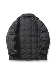 製品画像
アメリカンスタイルのダブルブレストスーツカラー中長丈ダウンの全体展示図。クラシックなデザインと高い保温性を兼ね備えた冬の必須アイテム。
詳細画像
スーツカラーとダブルブレストデザインのディテールクローズアップ。洗練されたフォーマルさと実用性を兼ね備えたデザインが際立つ。