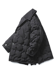 製品画像
アメリカンスタイルのダブルブレストスーツカラー中長丈ダウンの全体展示図。クラシックなデザインと高い保温性を兼ね備えた冬の必須アイテム。
詳細画像
スーツカラーとダブルブレストデザインのディテールクローズアップ。洗練されたフォーマルさと実用性を兼ね備えたデザインが際立つ。