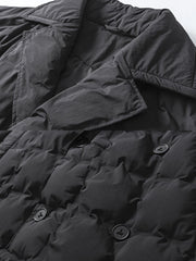 製品画像
アメリカンスタイルのダブルブレストスーツカラー中長丈ダウンの全体展示図。クラシックなデザインと高い保温性を兼ね備えた冬の必須アイテム。
詳細画像
スーツカラーとダブルブレストデザインのディテールクローズアップ。洗練されたフォーマルさと実用性を兼ね備えたデザインが際立つ。