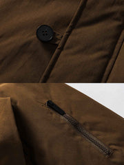 製品画像:
M51パーカー ダウンジャケット、レトロなミリタリーデザインと現代的なシルエットを融合した全体展示、秋冬に最適な保温性のあるアイテム
詳細画像:
フィッシュテールカットと取り外し可能なファー襟のディテール、ミリタリーデザインを強調するデザインポイント