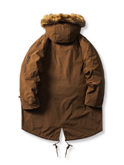 製品画像:
M51パーカー ダウンジャケット、レトロなミリタリーデザインと現代的なシルエットを融合した全体展示、秋冬に最適な保温性のあるアイテム
詳細画像:
フィッシュテールカットと取り外し可能なファー襟のディテール、ミリタリーデザインを強調するデザインポイント