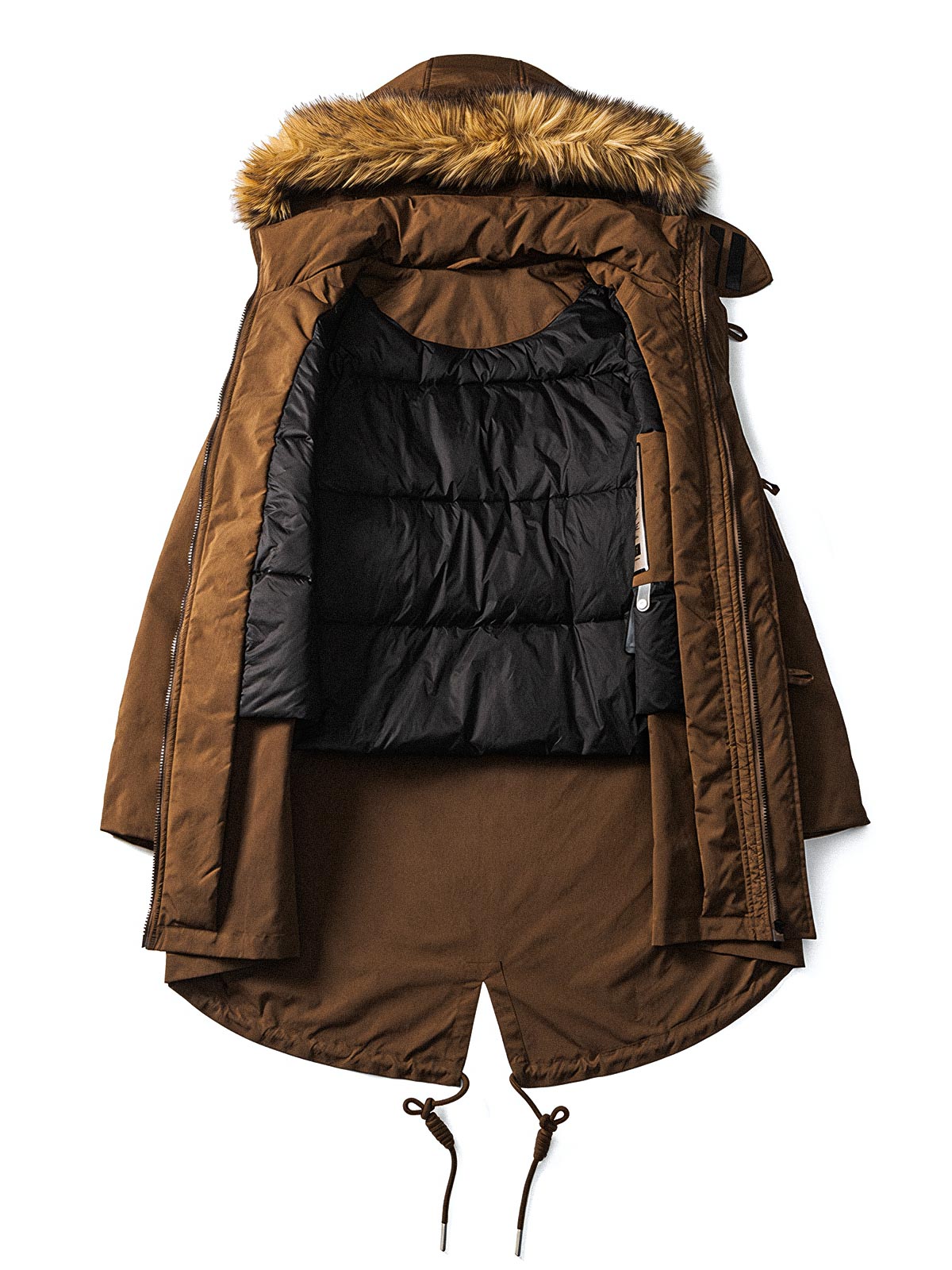 製品画像:
M51パーカー ダウンジャケット、レトロなミリタリーデザインと現代的なシルエットを融合した全体展示、秋冬に最適な保温性のあるアイテム
詳細画像:
フィッシュテールカットと取り外し可能なファー襟のディテール、ミリタリーデザインを強調するデザインポイント