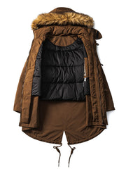 製品画像:
M51パーカー ダウンジャケット、レトロなミリタリーデザインと現代的なシルエットを融合した全体展示、秋冬に最適な保温性のあるアイテム
詳細画像:
フィッシュテールカットと取り外し可能なファー襟のディテール、ミリタリーデザインを強調するデザインポイント