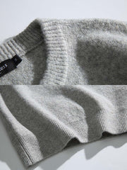 製品画像: 5色展開 ヘンリーネック ニットセーター。クラシックなヘンリーネックデザインと柔らかい混紡素材が特徴のセーターの正面全体展示図。
詳細画像: エレガントなヘンリーネックデザインと、シンプルながらデザイン性の高いボタンディテールのクローズアップ。