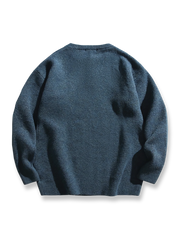 製品画像: 5色展開 ヘンリーネック ニットセーター。クラシックなヘンリーネックデザインと柔らかい混紡素材が特徴のセーターの正面全体展示図。
詳細画像: エレガントなヘンリーネックデザインと、シンプルながらデザイン性の高いボタンディテールのクローズアップ。