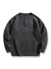 製品画像: 5色展開 ヘンリーネック ニットセーター。クラシックなヘンリーネックデザインと柔らかい混紡素材が特徴のセーターの正面全体展示図。
詳細画像: エレガントなヘンリーネックデザインと、シンプルながらデザイン性の高いボタンディテールのクローズアップ。