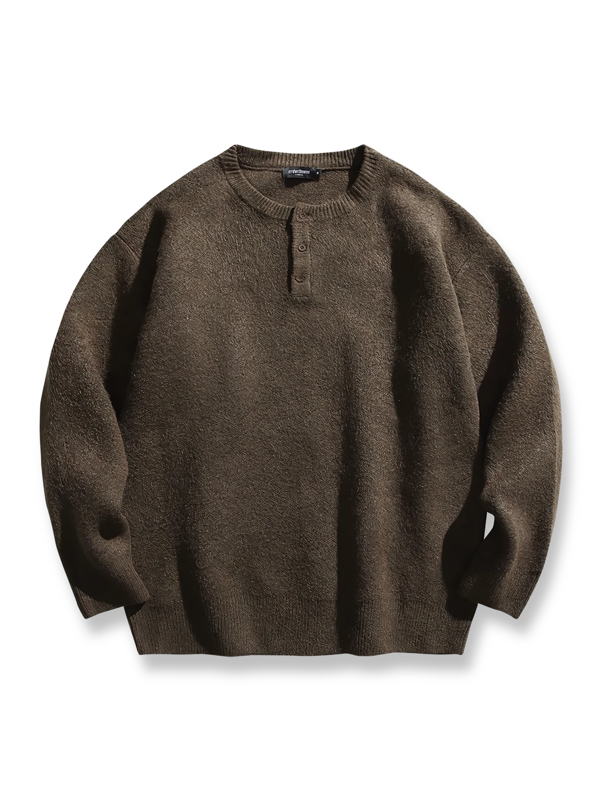 製品画像: 5色展開 ヘンリーネック ニットセーター。クラシックなヘンリーネックデザインと柔らかい混紡素材が特徴のセーターの正面全体展示図。
詳細画像: エレガントなヘンリーネックデザインと、シンプルながらデザイン性の高いボタンディテールのクローズアップ。