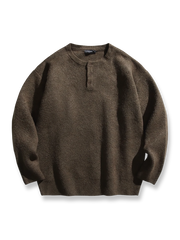 製品画像: 5色展開 ヘンリーネック ニットセーター。クラシックなヘンリーネックデザインと柔らかい混紡素材が特徴のセーターの正面全体展示図。
詳細画像: エレガントなヘンリーネックデザインと、シンプルながらデザイン性の高いボタンディテールのクローズアップ。