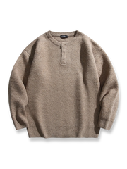 製品画像: 5色展開 ヘンリーネック ニットセーター。クラシックなヘンリーネックデザインと柔らかい混紡素材が特徴のセーターの正面全体展示図。
詳細画像: エレガントなヘンリーネックデザインと、シンプルながらデザイン性の高いボタンディテールのクローズアップ。