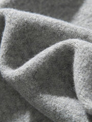 製品画像: 5色展開 ヘンリーネック ニットセーター。クラシックなヘンリーネックデザインと柔らかい混紡素材が特徴のセーターの正面全体展示図。
詳細画像: エレガントなヘンリーネックデザインと、シンプルながらデザイン性の高いボタンディテールのクローズアップ。