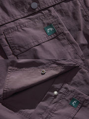 製品画像: 4色展開 アウトドア カーゴパンツ。100%ナイロン素材で耐久性と防風性を兼ね備えた、多機能パンツの全体展示図。
詳細画像: 裏起毛加工で保温性を高めた素材と、多ポケットディテールのクローズアップ。冬のアウトドア活動に便利な設計。