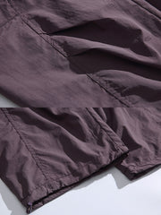 製品画像: 4色展開 アウトドア カーゴパンツ。100%ナイロン素材で耐久性と防風性を兼ね備えた、多機能パンツの全体展示図。
詳細画像: 裏起毛加工で保温性を高めた素材と、多ポケットディテールのクローズアップ。冬のアウトドア活動に便利な設計。