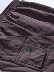 製品画像: 4色展開 アウトドア カーゴパンツ。100%ナイロン素材で耐久性と防風性を兼ね備えた、多機能パンツの全体展示図。
詳細画像: 裏起毛加工で保温性を高めた素材と、多ポケットディテールのクローズアップ。冬のアウトドア活動に便利な設計。