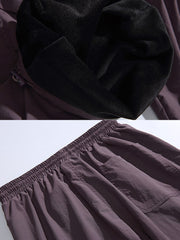 製品画像: 4色展開 アウトドア カーゴパンツ。100%ナイロン素材で耐久性と防風性を兼ね備えた、多機能パンツの全体展示図。
詳細画像: 裏起毛加工で保温性を高めた素材と、多ポケットディテールのクローズアップ。冬のアウトドア活動に便利な設計。