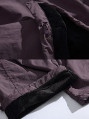 製品画像: 4色展開 アウトドア カーゴパンツ。100%ナイロン素材で耐久性と防風性を兼ね備えた、多機能パンツの全体展示図。
詳細画像: 裏起毛加工で保温性を高めた素材と、多ポケットディテールのクローズアップ。冬のアウトドア活動に便利な設計。