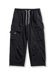 製品画像: 4色展開 アウトドア カーゴパンツ。100%ナイロン素材で耐久性と防風性を兼ね備えた、多機能パンツの全体展示図。
詳細画像: 裏起毛加工で保温性を高めた素材と、多ポケットディテールのクローズアップ。冬のアウトドア活動に便利な設計。