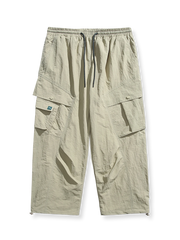 製品画像: 4色展開 アウトドア カーゴパンツ。100%ナイロン素材で耐久性と防風性を兼ね備えた、多機能パンツの全体展示図。
詳細画像: 裏起毛加工で保温性を高めた素材と、多ポケットディテールのクローズアップ。冬のアウトドア活動に便利な設計。