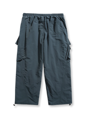 製品画像: 4色展開 アウトドア カーゴパンツ。100%ナイロン素材で耐久性と防風性を兼ね備えた、多機能パンツの全体展示図。
詳細画像: 裏起毛加工で保温性を高めた素材と、多ポケットディテールのクローズアップ。冬のアウトドア活動に便利な設計。