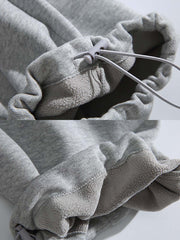 製品画像: 4色展開 カジュアル スウェットパンツ。裏起毛素材とルーズフィットデザインを採用した、冬に最適な厚手スウェットパンツの正面全体展示図。
詳細画像: 柔らかい裏起毛素材の質感と、冷気を防ぐ裾のリブデザインのディテールクローズアップ。