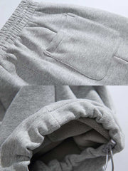 製品画像: 4色展開 カジュアル スウェットパンツ。裏起毛素材とルーズフィットデザインを採用した、冬に最適な厚手スウェットパンツの正面全体展示図。
詳細画像: 柔らかい裏起毛素材の質感と、冷気を防ぐ裾のリブデザインのディテールクローズアップ。