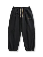 製品画像: 4色展開 カジュアル スウェットパンツ。裏起毛素材とルーズフィットデザインを採用した、冬に最適な厚手スウェットパンツの正面全体展示図。
詳細画像: 柔らかい裏起毛素材の質感と、冷気を防ぐ裾のリブデザインのディテールクローズアップ。